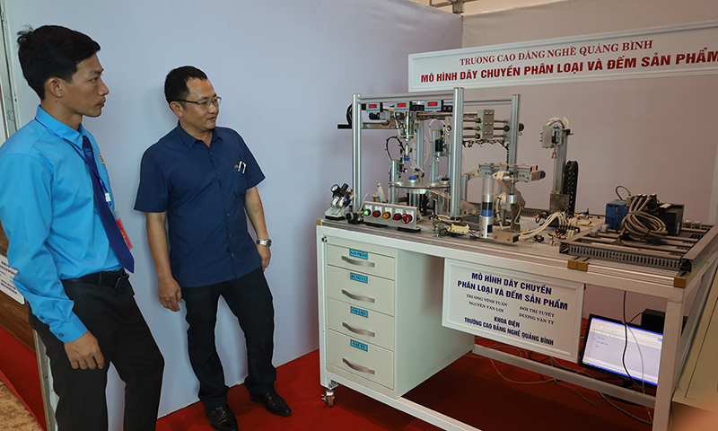  Mô hình sáng tạo khoa học kỹ thuật “Dây chuyền phân loại và đếm sản phẩm” của Trường cao đẳng Nghề Quảng Bình.