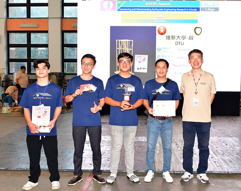 3 thành viên của đội DTU (bên trái) giành cup vô địch cuộc thi IDEERS 2023. Ảnh: ĐH Duy Tân