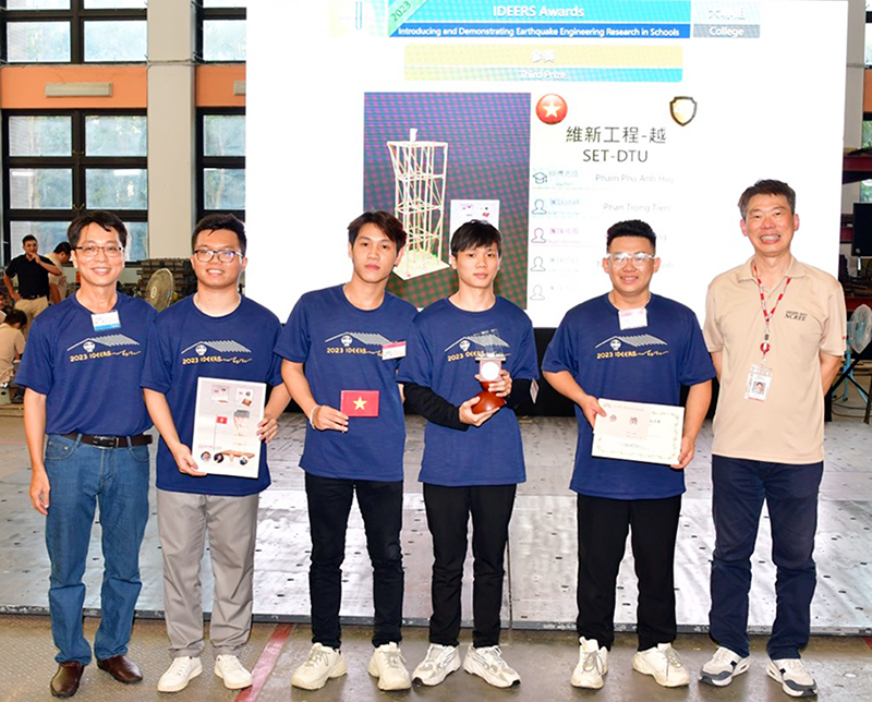 4 thành viên đội SET-DTU (đứng giữa) giành giải 3 của cuộc thi. Ảnh: ĐH Duy Tân