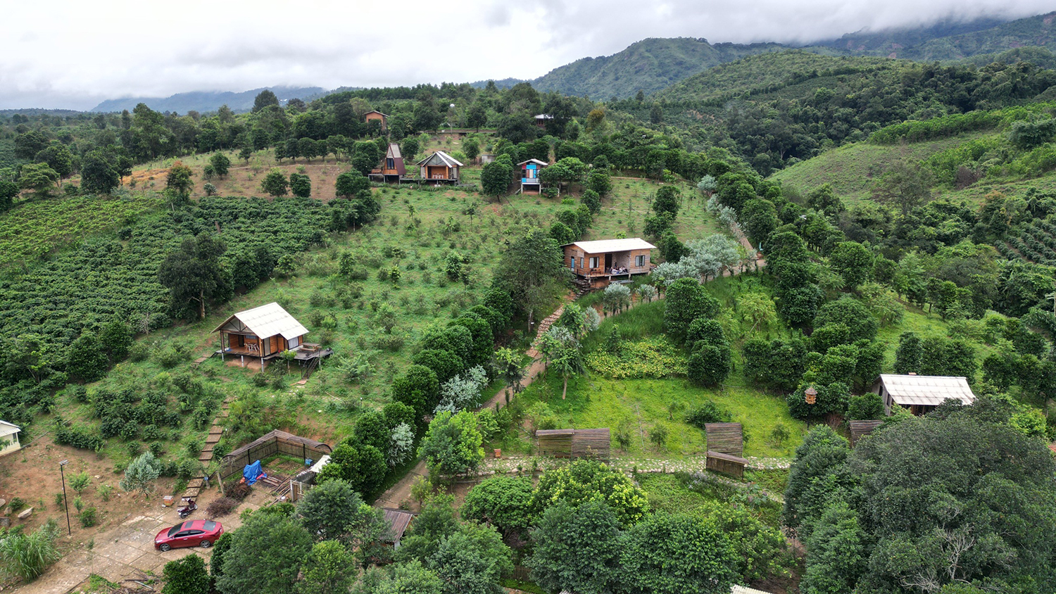 Năm Mùa Bungalow tựa lưng lên một ngọn đồi của thung lũng Xa Ry.