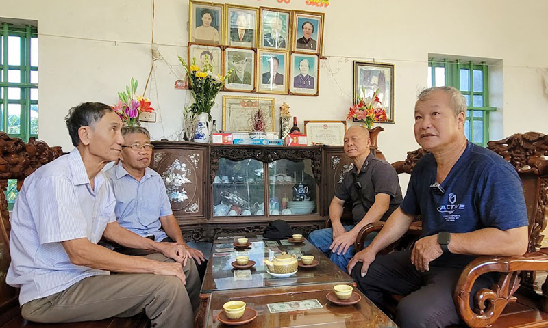 Thăm gia đình thân nhân liệt sỹ Đinh Công Đính.
