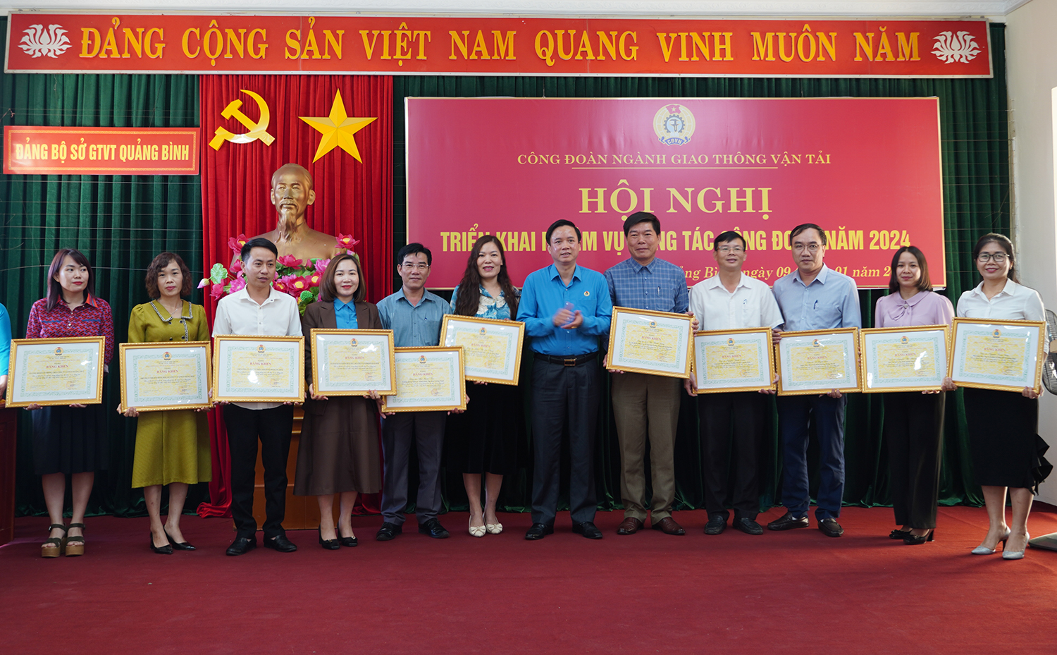 Trao bằng khen của BCH LĐLĐ tỉnh cho các tập thể, cá nhân có thành tích xuất sắc trong phong trào thi đua lao động giỏi và xây dựng tổ chức công đoàn vững mạnh năm 2023.