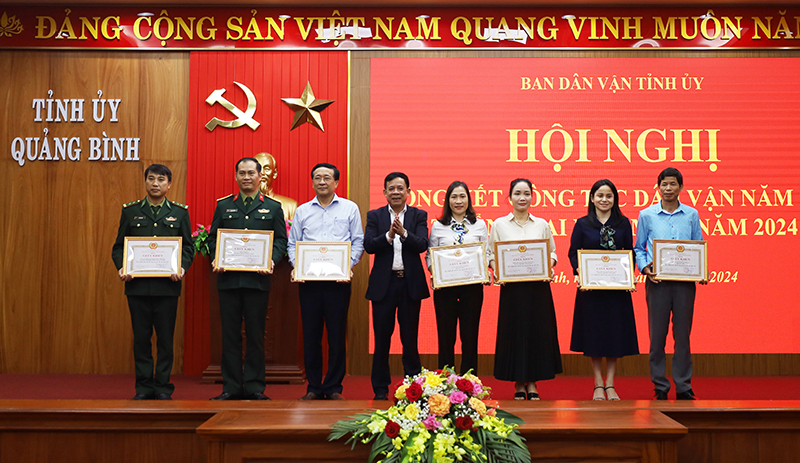 Đại diện lãnh đạo Ban Dân vận Tỉnh ủy tặng giấy khen cho các tập thể.