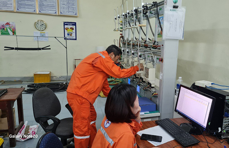 Kiểm định viên thực hiện kiểm định công tơ điện.