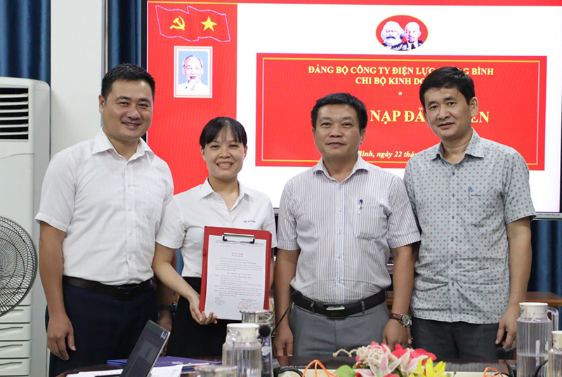 Chi bộ Phòng Kinh doanh trao quyết định kết nạp Đảng cho đảng viên mới.