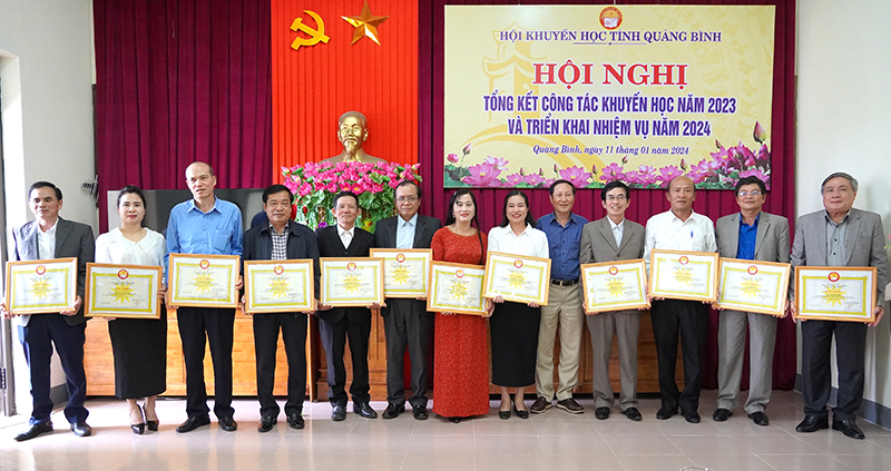 Đại diện lãnh đạo Hội Khuyến học tỉnh trao bằng khen của Trung ương Hội Khuyến học cho các cá nhân.