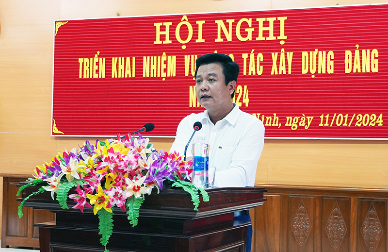 Đồng chí Bí thư Huyện uỷ Quảng Ninh Trần Quốc Tuấn phát biểu chỉ đạo tại hội nghị.