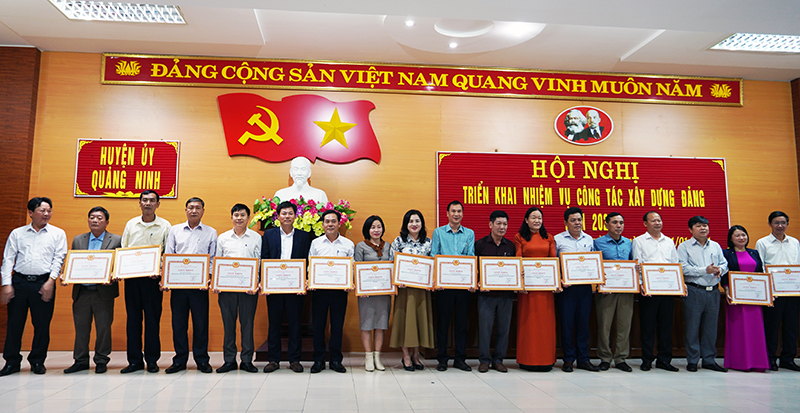 Đồng chí Bí thư Huyện uỷ Quảng Ninh Trần Quốc Tuấn trao giấy khen cho các tổ chức cơ sở đảngcó thành tích xuất sắc trong công tác xây dựng Đảng năm 2023.