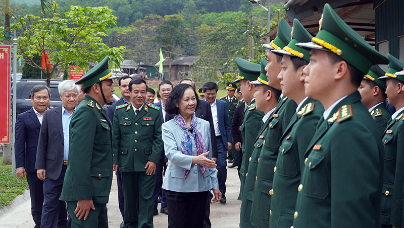 Đồng chí Trương Thị Mai và đoàn công tác thăm, tặng quà cán bộ, chiến sĩ Đồn Biên phòng CKQT Cha Lo.