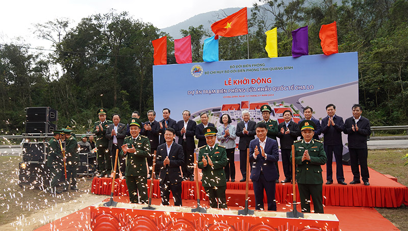 Các đại biểu khởi công công trình Trạm Biên phòng CKQT Cha Lo