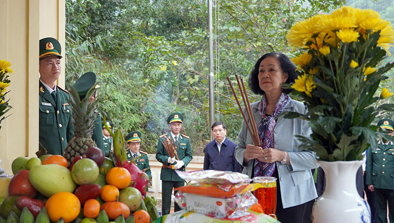 Đồng chí Trương Thị Mai và các thành viên đoàn công tác tưởng niệm các anh hùng liệt sỹ Đồi Cha Quang