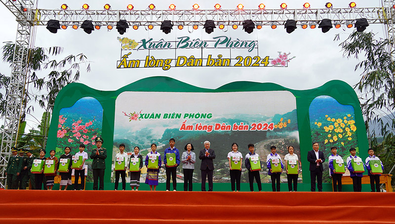 Đồng chí Trương Thị Mai và các đại biểu  tặng quà bà con xã Dân Hóa