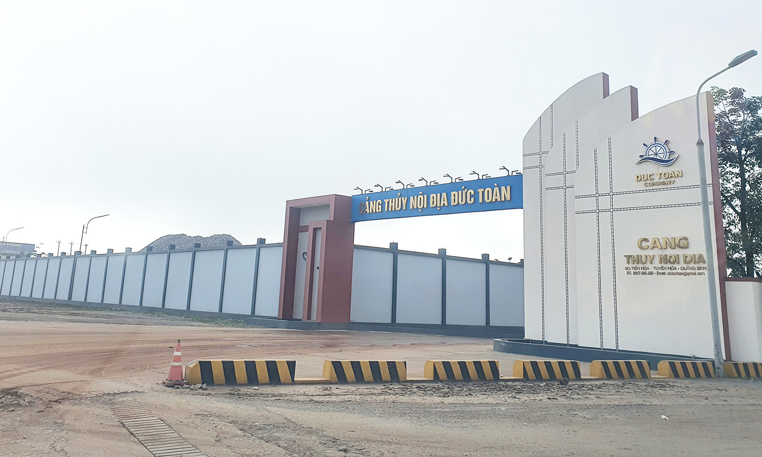 Công ty TNHH Đức Toàn được UBND tỉnh cho thuê đất để thực hiện dự án mở rộng bãi tập kết hàng hóa cảng thủy nội địa tại xã Cảnh Hóa chứ không phải mua đất từ việc bán đất của lãnh đạo UBND xã Cảnh Hóa.