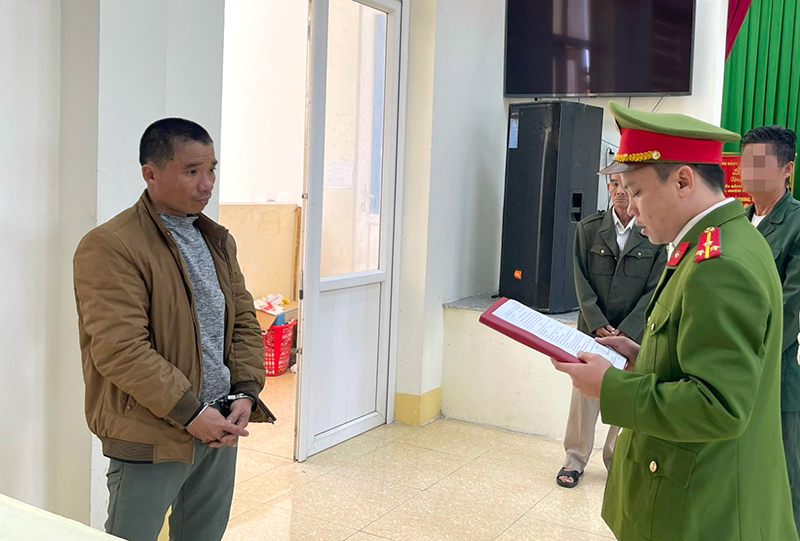 Cơ quan Cảnh sát điều tra Công an huyện Bố Trạch thi hành lệnh khởi tố, bắt bị tạm giam đối với Nguyễn Công.