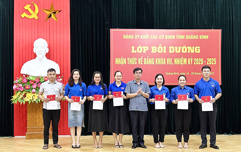 Đại diện lãnh đạo Đảng ủy Khối các cơ quan tỉnh trao giấy chứng nhận cho học viên lớp bồi dưỡng nhận thức về Đảng.