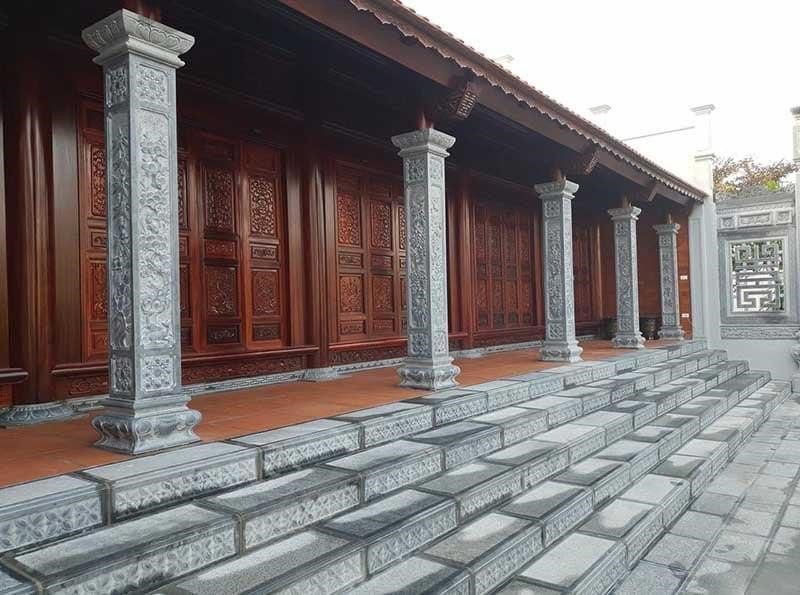 Cột đá vuông góc cạnh biểu trưng cho sự mạnh mẽ, uy nghiêm của công trình