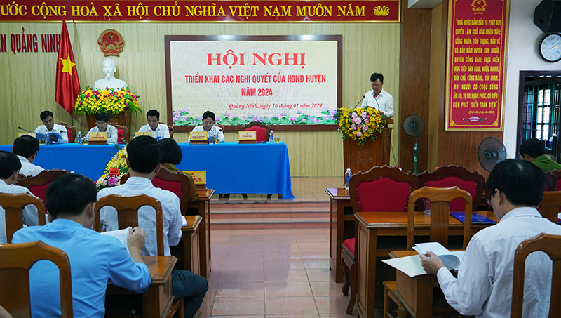 Các đại biểu tham luận tại hội nghị.