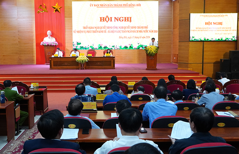 Đồng chí Chủ tịch UBND TP. Đồng Hới Hoàng Ngọc Đan phát biểu khai mạc hội nghị.