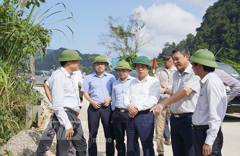 Đồng chí Phó Chủ tịch UBND tỉnh Phan Mạnh Hùng kiểm tra một điểm chồng lấn cần xử lý của dự án Đầu tư công trình cấp điện lưới cho các xã Tân Trạch, Thượng Trạch và Dự án nâng cấp, mở rộng đường tỉnh 562.