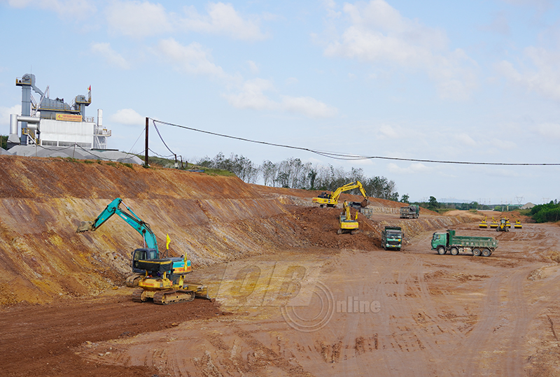 thi công tại nút giao thị trấn Nông trường Việt Trung (huyện Bố Trạch).