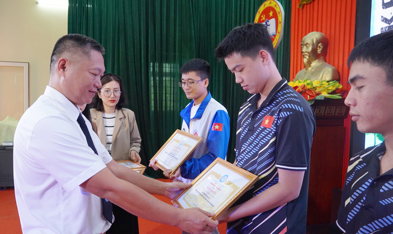 Các võ sinh xuất sắc trong tập luyện và thi đấu được trao tặng giấy khen.