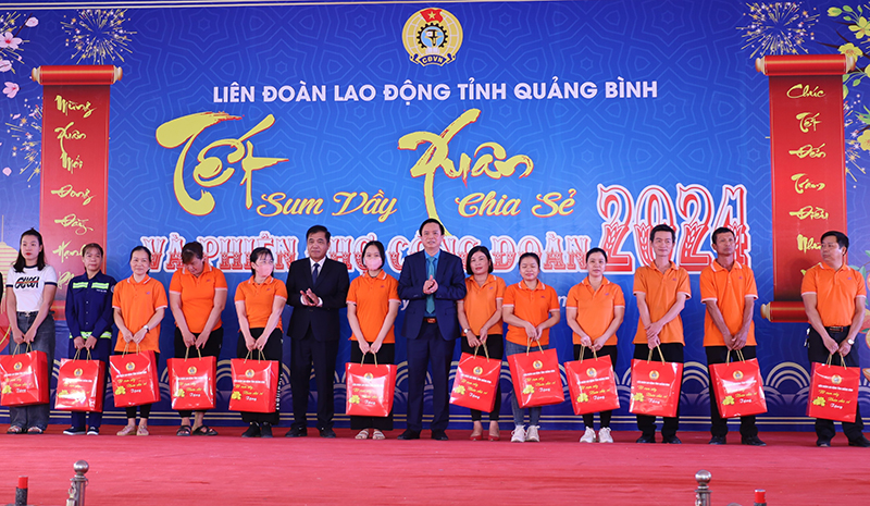 Đồng chí Phó Chủ tịch Thường trực UBND tỉnh Đoàn Ngọc Lâm và lãnh đạo LĐLĐ tỉnh trao quà Tết cho ĐV, NLĐ có hoàn cảnh khó khăn.