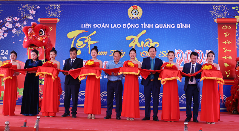 Các đại biểu thực hiện nghi lễ cắt băng khai mạc phiên chợ Công đoàn năm 2024.