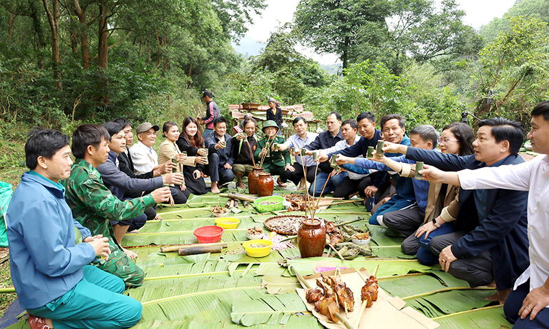  Sau lễ cúng là đến phần hội liên hoan. 