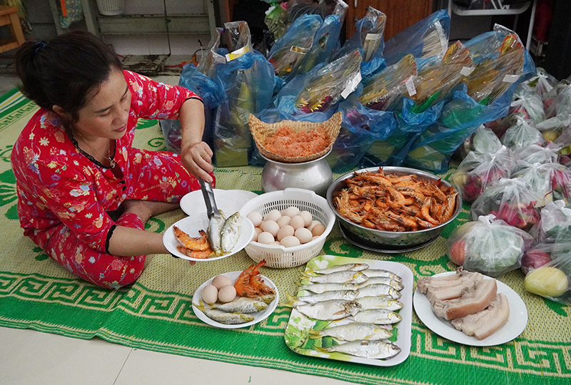 Không cần trực tiếp ra chợ, các bà nội trợ vẫn có thể sắm đầy đủ lễ vật cho một mâm cúng, với các dịch vụ sắm Tết online.