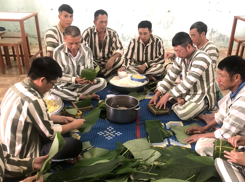 Trại tạm giam Công an tỉnh tổ chức gói bánh chưng dịp Tết cho phạm nhân.