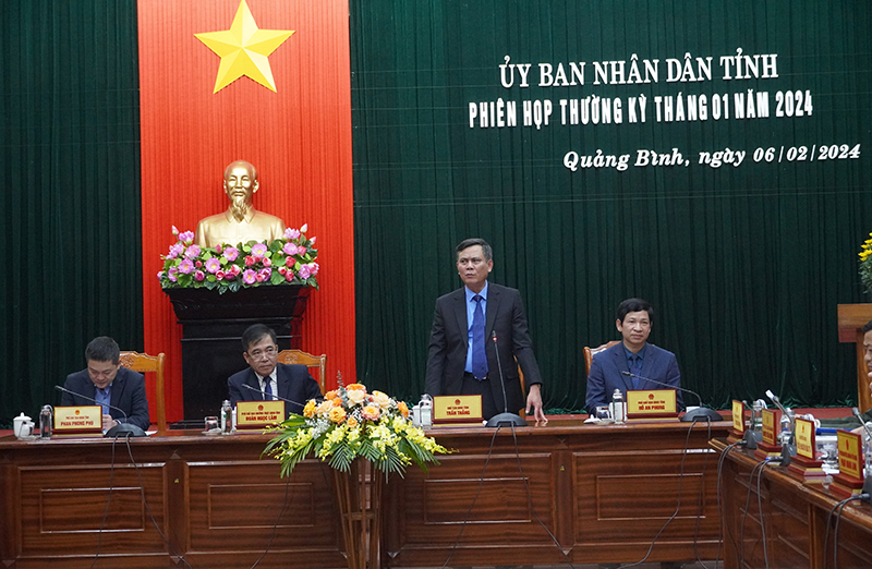 Đồng chí Chủ tịch UBND tỉnh Trần Thắng chủ trì phiên họp.