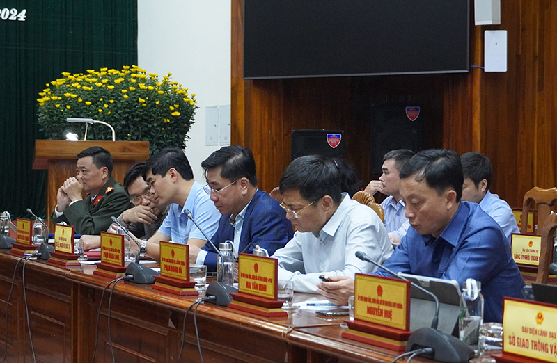 Đồng chí Chủ tịch UBND tỉnh Trần Thắng chủ trì phiên họp.
