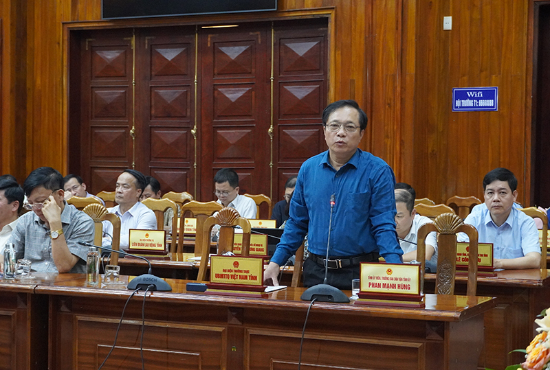 Đại diện Thuường trực Ủy ban MTTQ tỉnh thông tin về tình hình chăm lo Tết cho người nghèo.