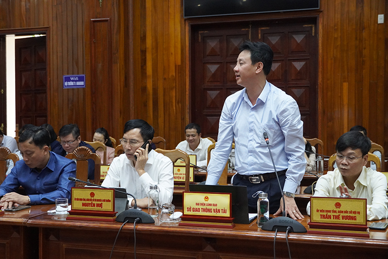 Lãnh đạo Sở Giao thông vận tải báo cáo về công tác bảo đảm an toàn giao thông dịp Tết.