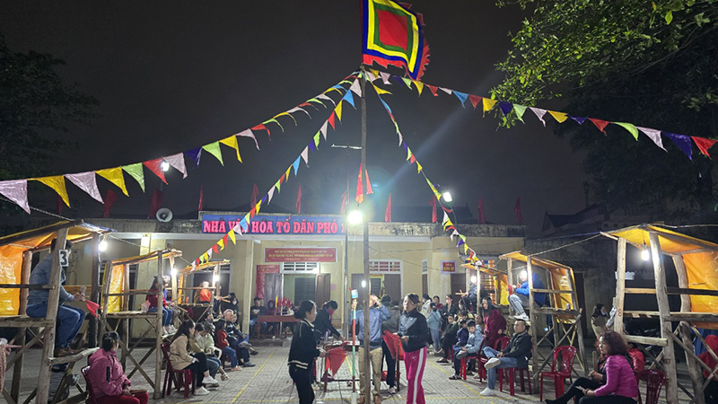 Hội chơi bài chòi ở tổ dân phố 1, phường Nam Lý (TP. Đồng Hới) thu hút đông đảo người dân và du khách đến chơi/xem.