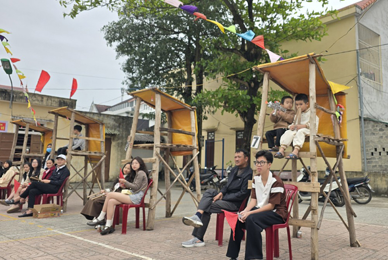 Đông đảo người dân tham gia chơi bài chòi.