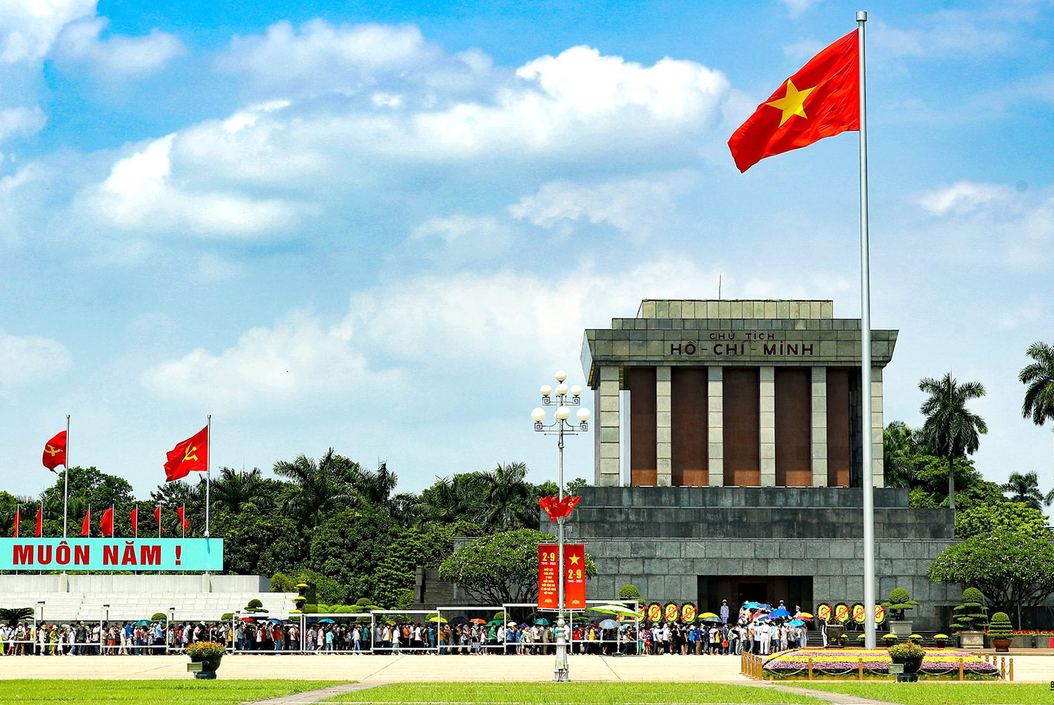 Người dân xếp hàng vào Lăng viếng Bác. Ảnh: Tuấn Đức/TTXVN 