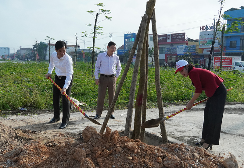 Lãnh đạo huyện Lệ Thủy trồng cây tại công viên thị trấn Kiến Giang.