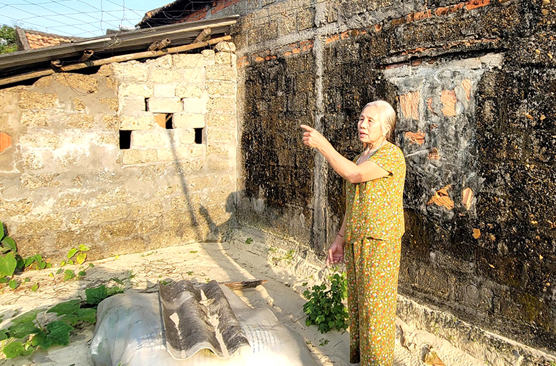 Bà Nguyễn Thị Diệp bức xúc cho rằng những người thực hiện chấm điểm xét hộ nghèo của gia đình bà quá “máy móc”.