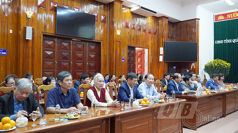 Các đại biểu và cán bộ, hội viên Hội Tình nghĩa Hưu trí UBND tỉnh dự buổi lễ.