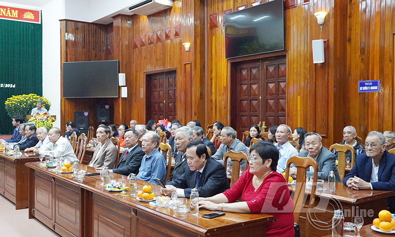 Các đại biểu và cán bộ, hội viên Hội Tình nghĩa Hưu trí UBND tỉnh dự buổi lễ.