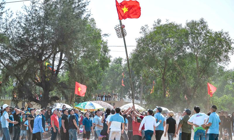 Hàng trăm người tham gia hội cướp cù cầu mong năm mới gặp nhiều may mắn.