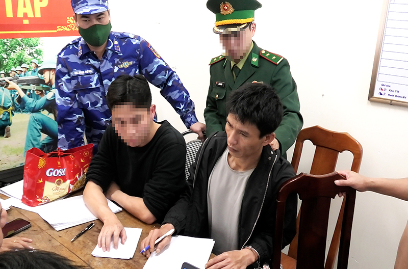 Các lực lượng phối hợp lập biên bản bắt người phạm tội quả tang đối với Trương Văn Nguyên.
