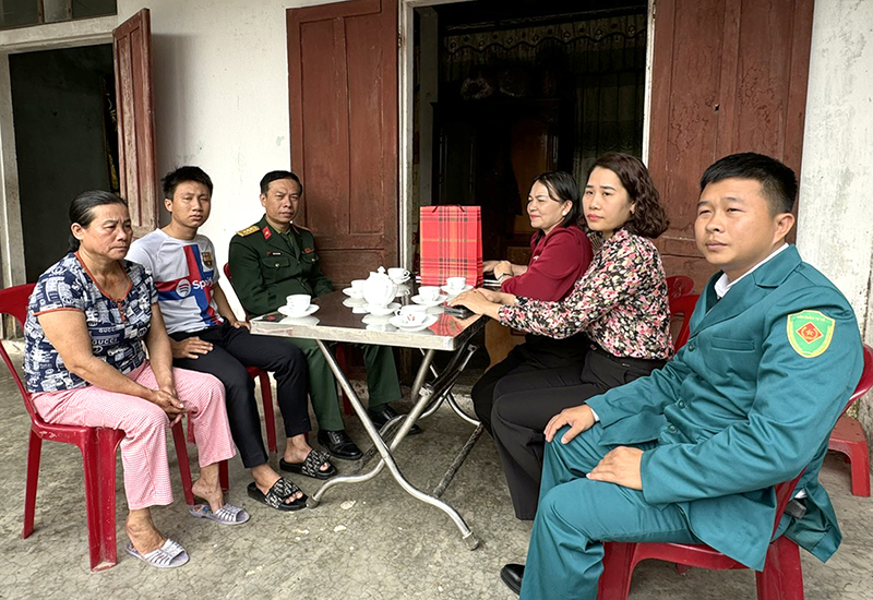 Các cơ quan, đơn vị đến thăm hỏi, động viên gia đình thanh niên chuẩn bị lên đường nhập ngũ.
