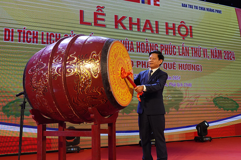 Đồng chí Lê Vĩnh Thế, Tỉnh ủy viên, Bí thư Huyện ủy, Chủ tịch HĐND huyện đánh trống khai hội chùa Hoằng Phúc năm 2024.