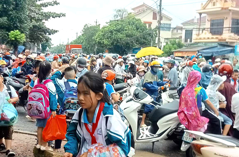 Ùn tắc giao thông vào giờ tan học thường xuyên xảy ra tại một số trường học trên địa bàn TP. Đồng Hới.