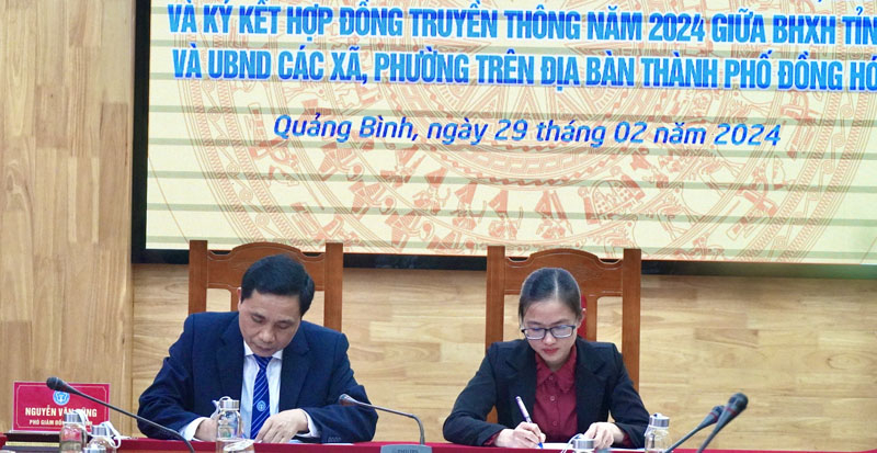 Đại diện lãnh đạo BHXH tỉnh và các địa phương ký kết chương trình phối hợp năm 2024.