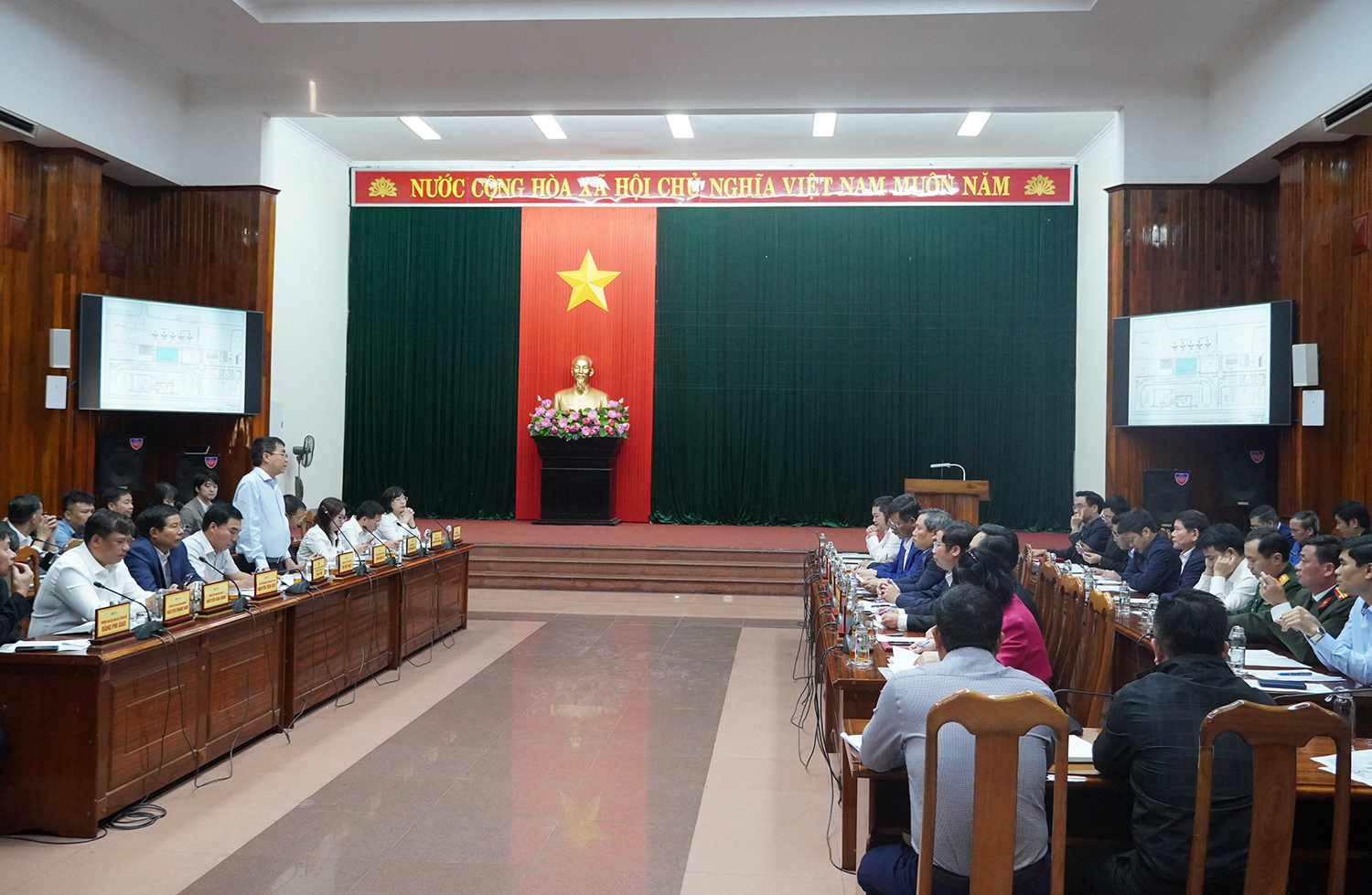 Toàn cảnh buổi làm việc.