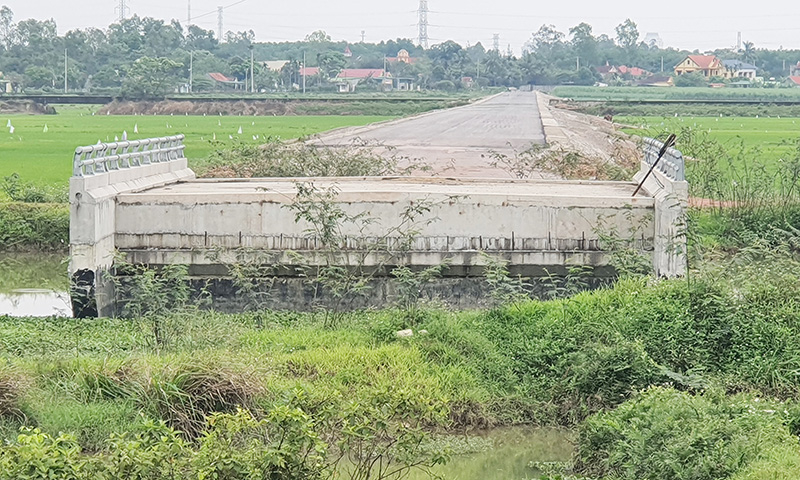 Tương tự như cầu Phú Vinh, cầu xóm Zét cũng đang ở trong tình trạng như vậy.