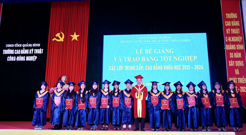 Trao chứng nhận tốt nghiệp cho học sinh hệ trung cấp.